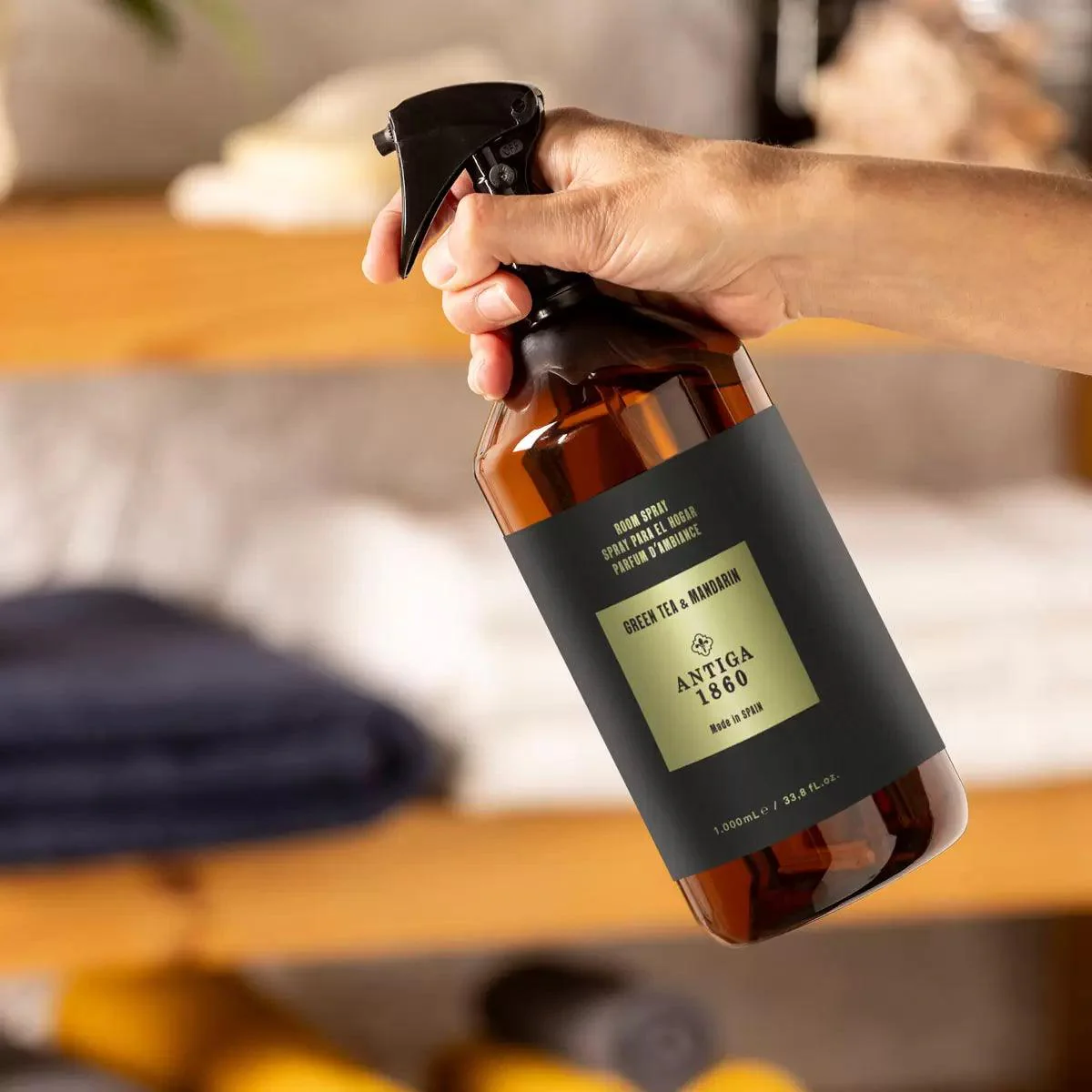 Antiga 1860 - Home Textile & Room Spray - Green Tea & Mandarin (1L) - Image 2