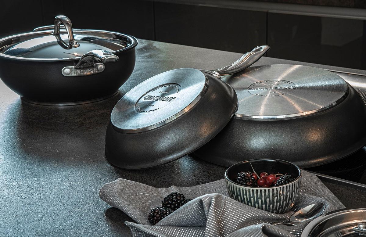 Circulon Excellence Black Aluminium Sauteuse Pan - 24cm (2.8L) - Image 5