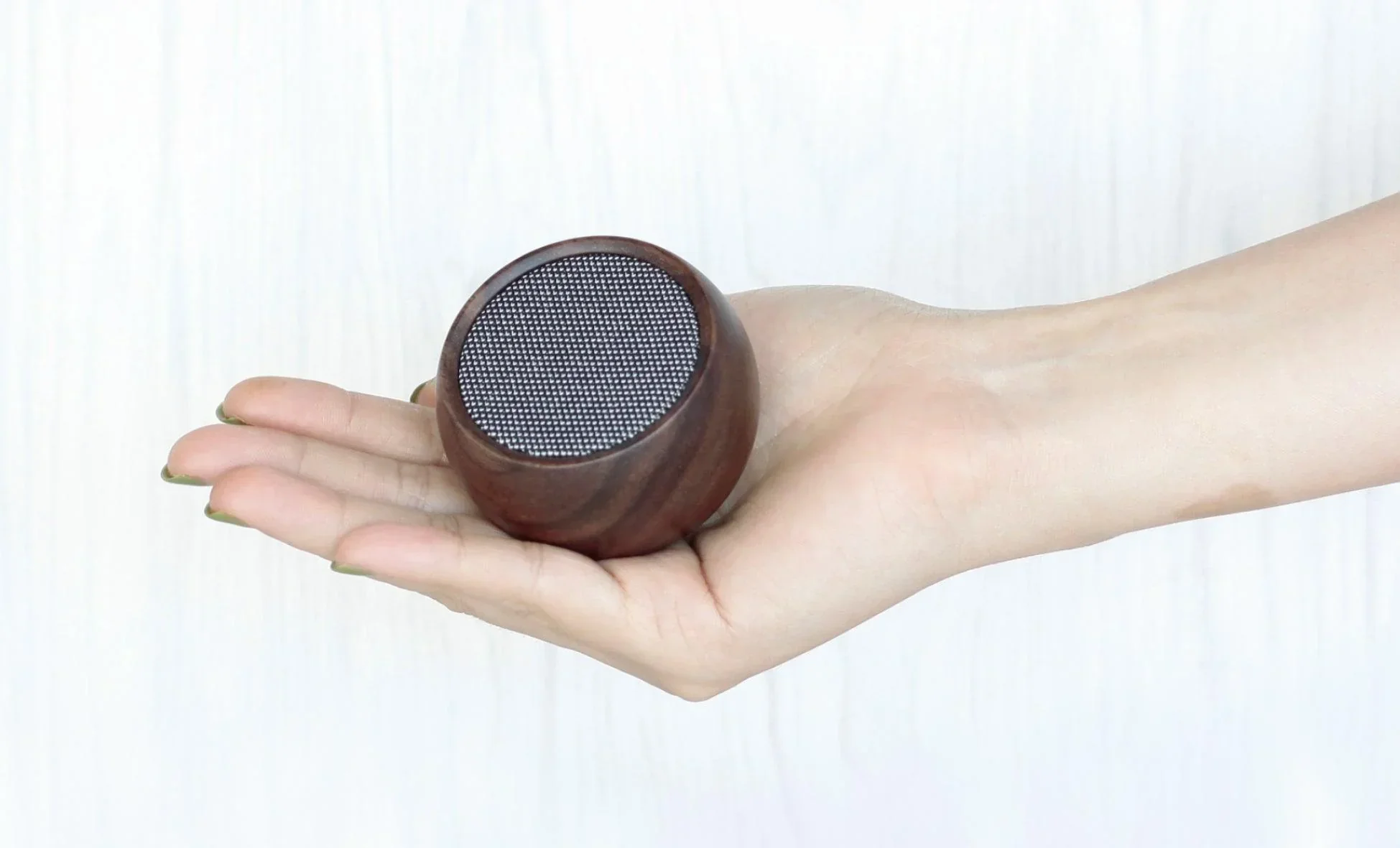 Gingko Tumbler Selfie Speaker - Walnut - Image 4