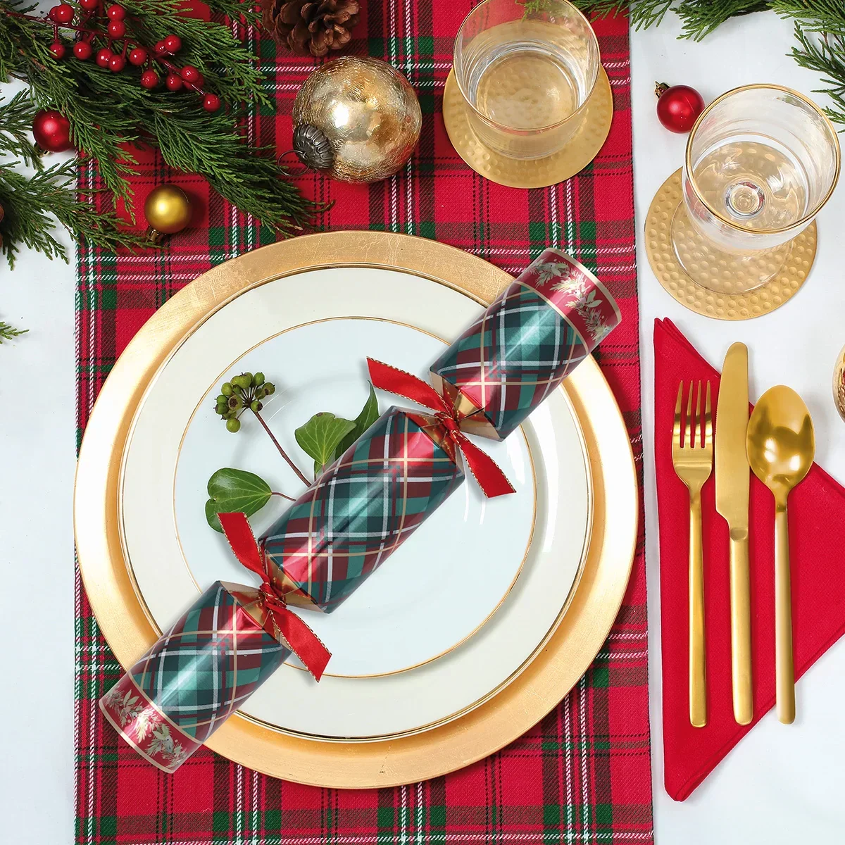 Tom Smith 13.7 Inch (34.8cm) Christmas Crackers 8 Pack Assortment - Traditional - Image 4