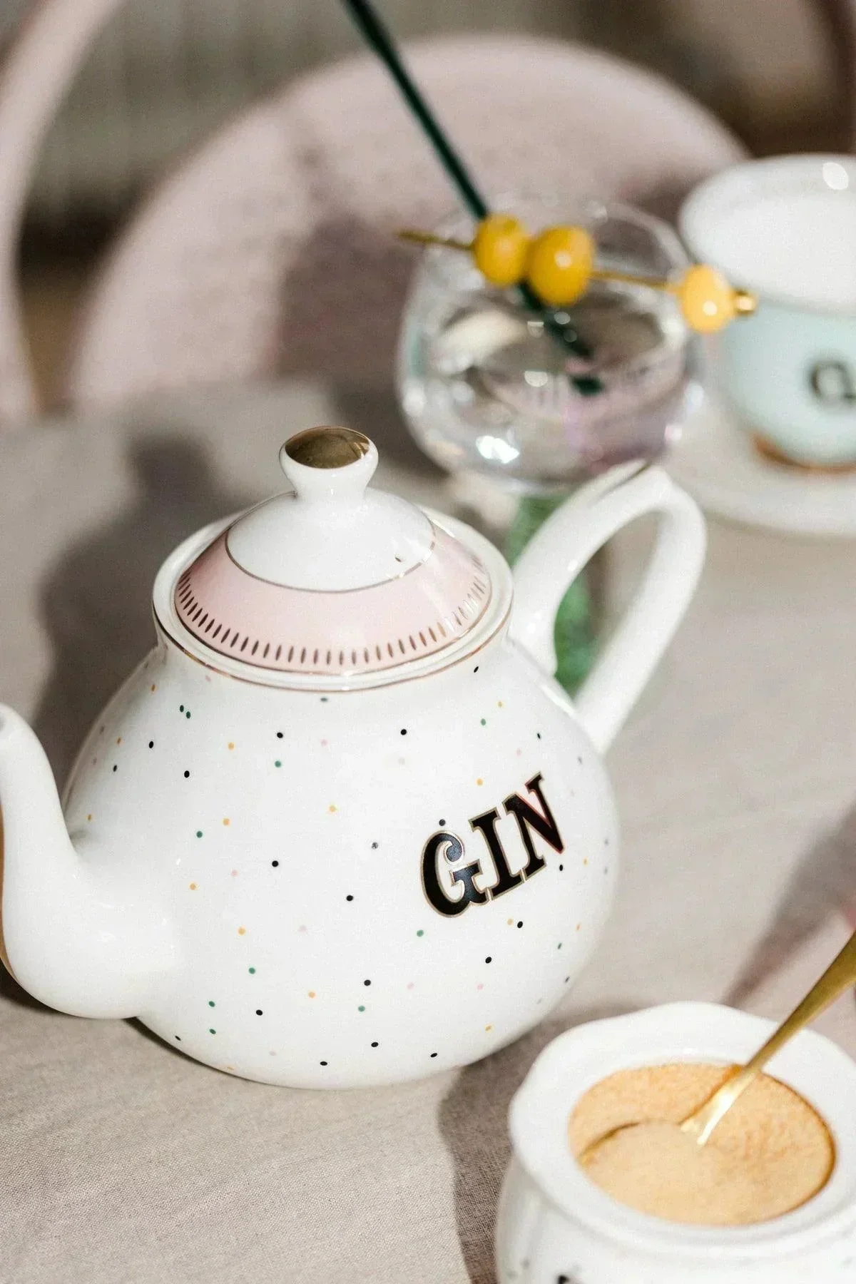 Yvonne Ellen Gin Teapot (1L) - Image 4